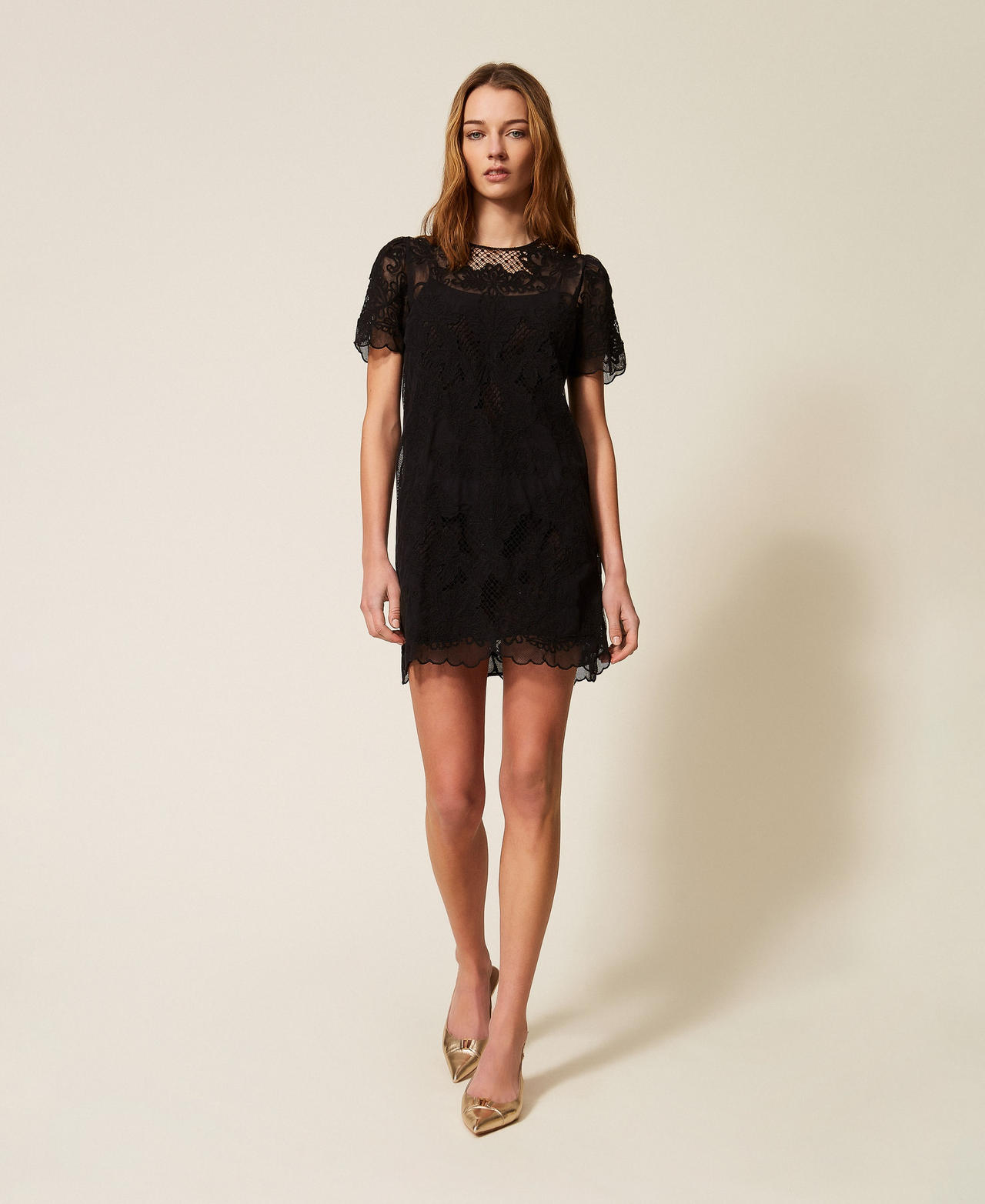 Robe courte en mousseline avec broderie