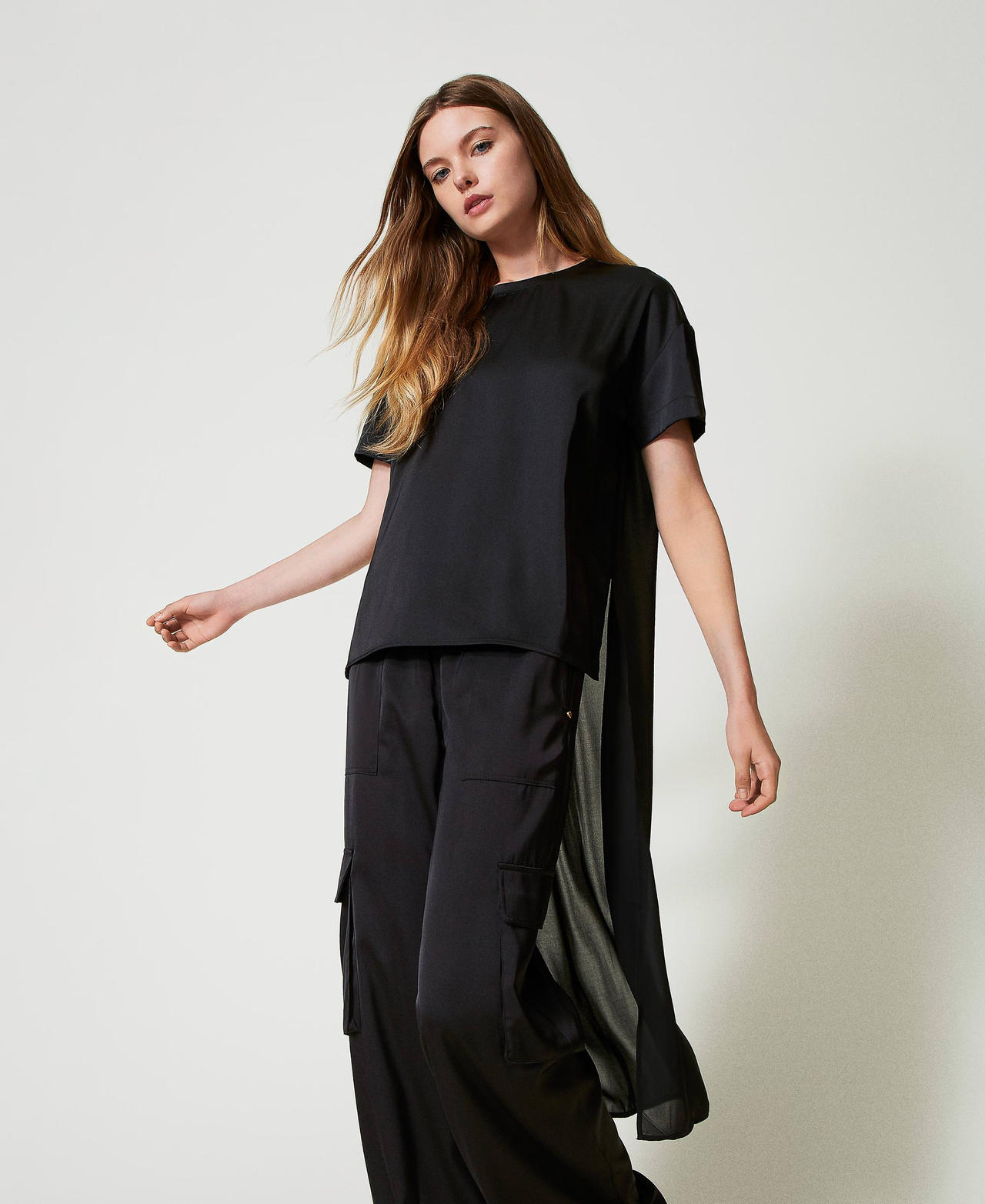 Blusa asimmetrica in raso e georgette Nero Donna 242AT2091_00006_02