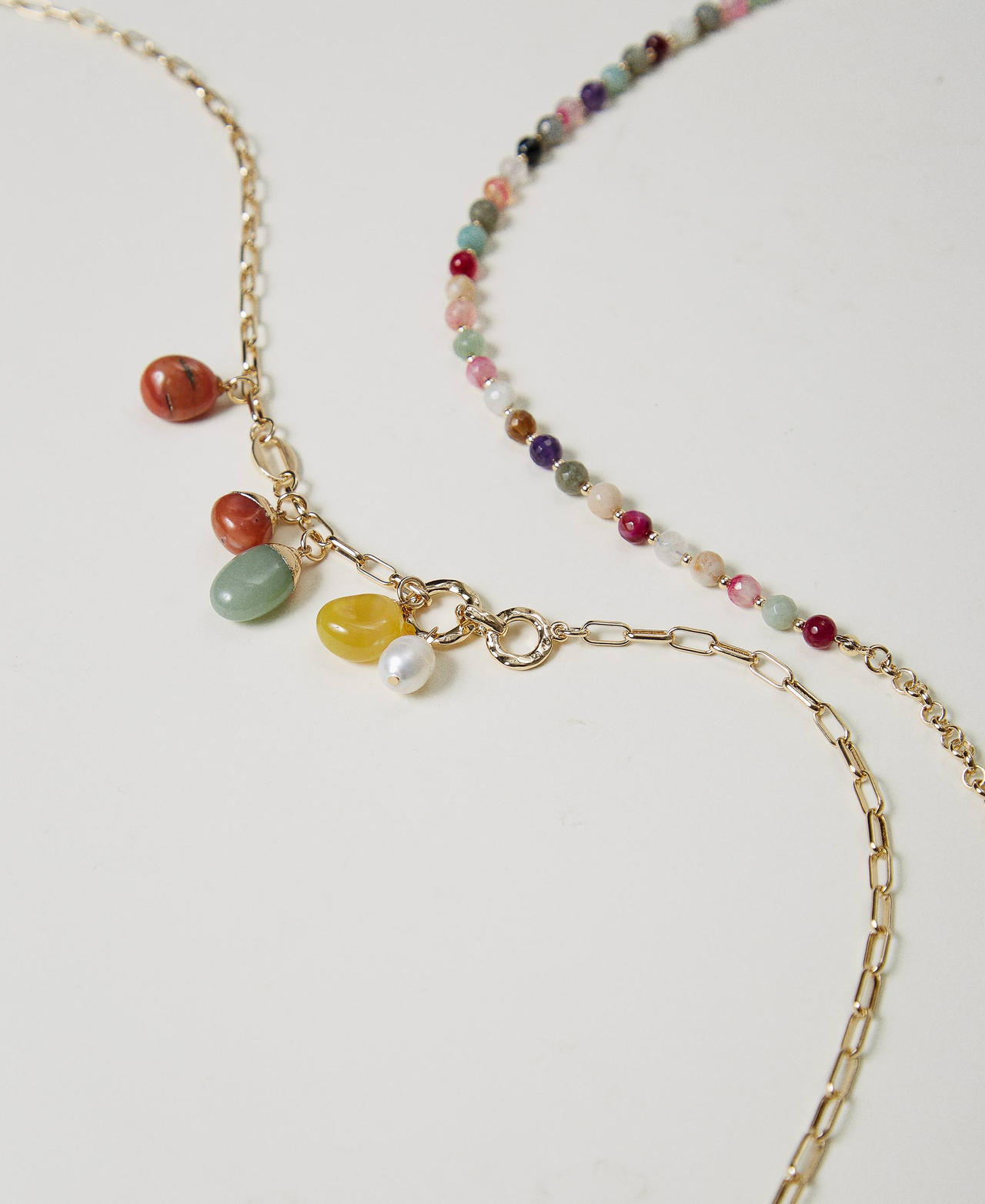 Collana multifilo con pietre e ciondoli