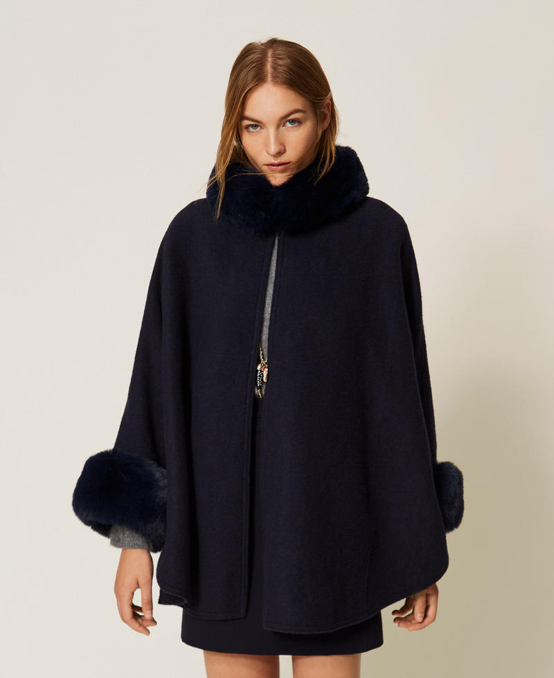Poncho aus Tuch mit Kunstpelz Klassisches Blau Frau 262TO5730_11956_04
