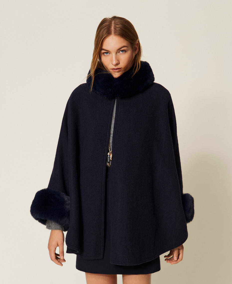 Poncho aus Tuch mit Kunstpelz Klassisches Blau Frau 262TO5730_11956_04