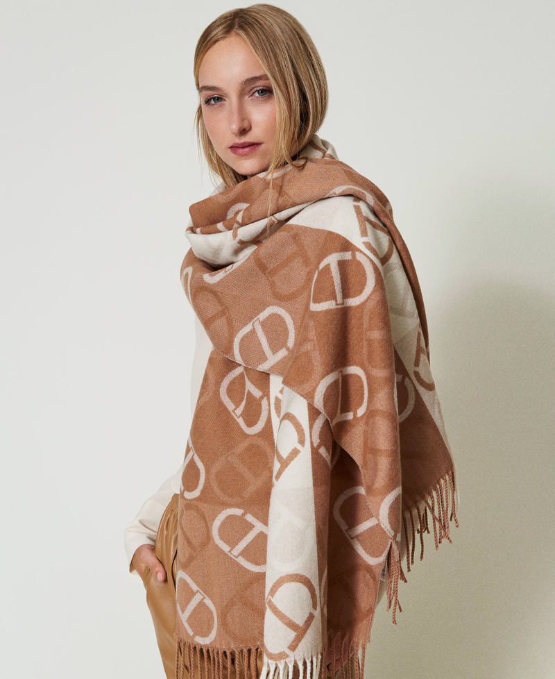 Stola in panno jacquard con Oval T