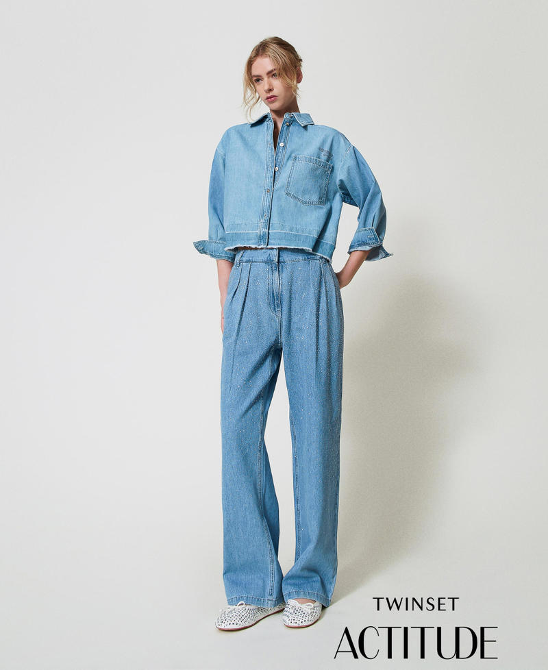 Wide-Leg-Jeans mit ganzflächigem Strass Denim hell Frau 251AP2341_03498_PA