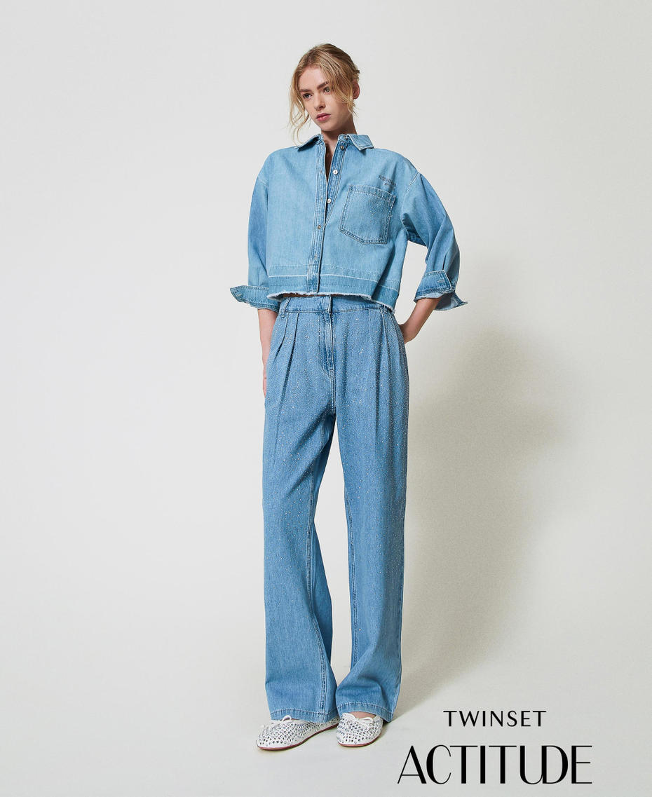 Wide-Leg-Jeans mit ganzflächigem Strass Denim hell Frau 251AP2341_03498_PA