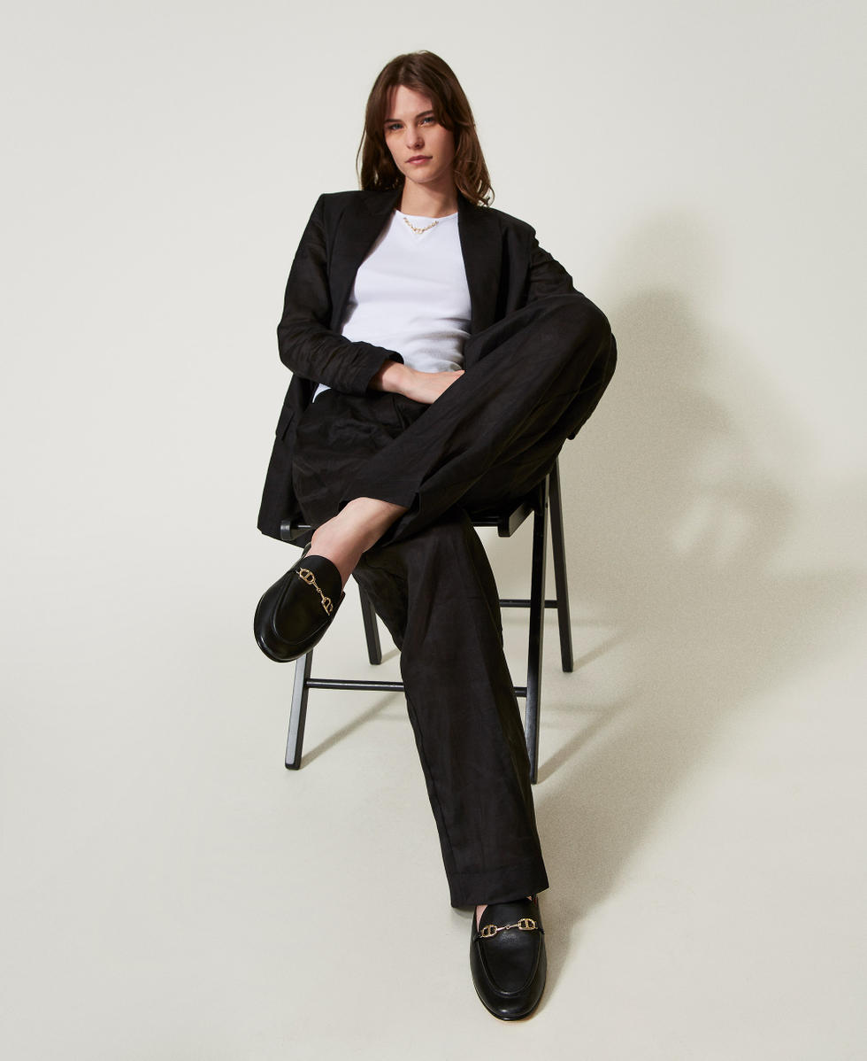 Leather mules with Oval T