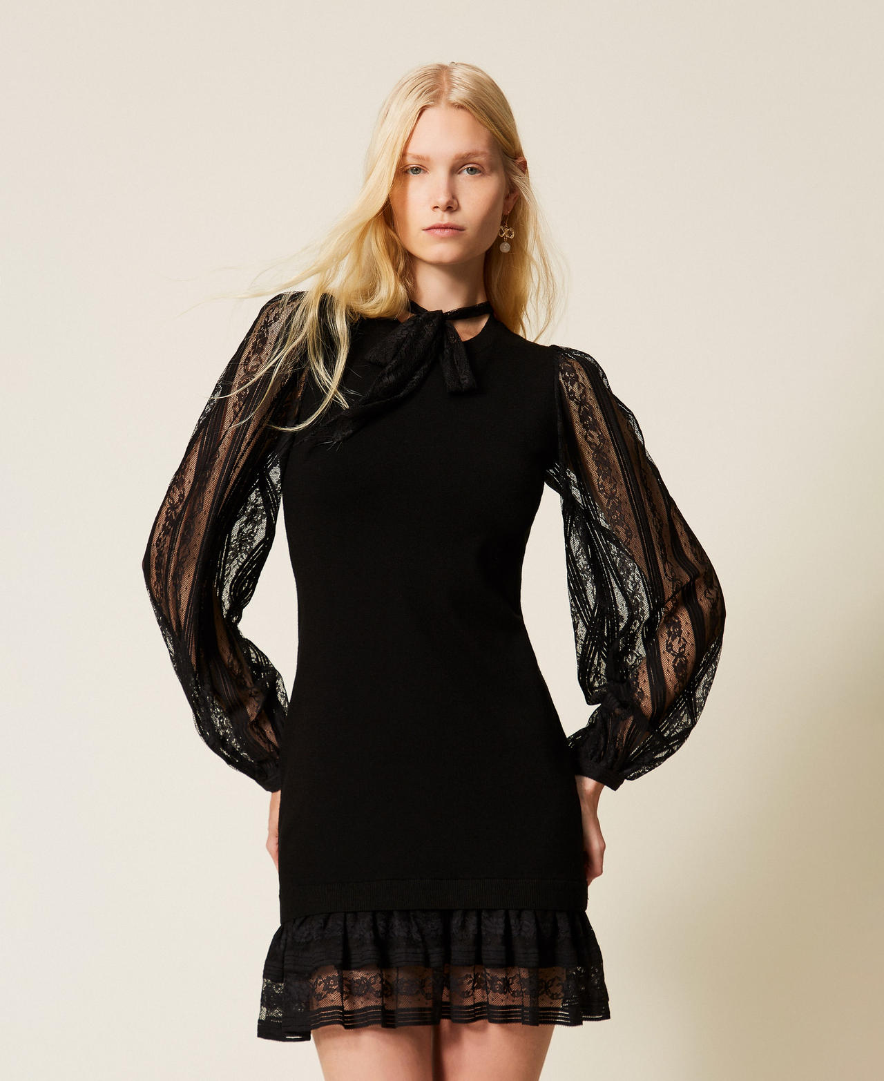 Robe courte en maille et dentelle
