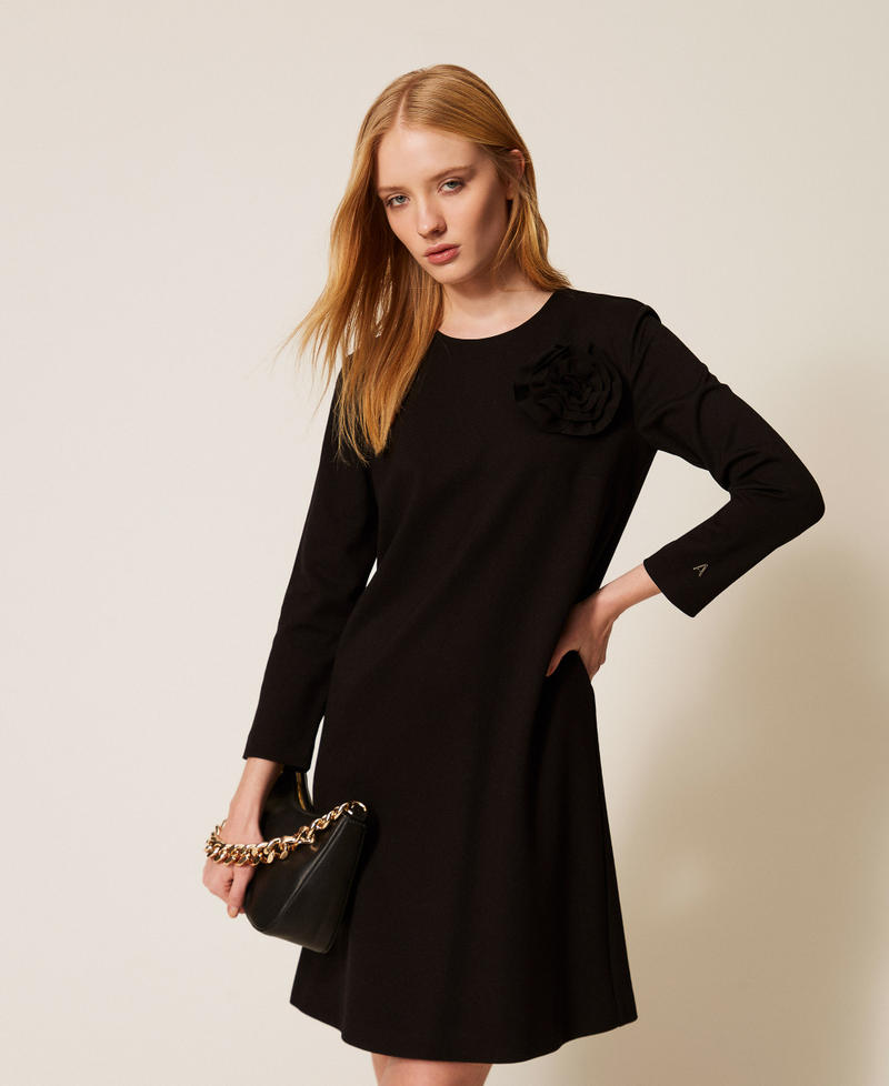 Kurzes Kleid mit Blumenbrosche Schwarz Frau 261AP214A_00006_01
