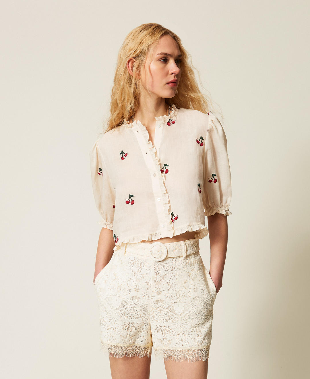 Short en dentelle avec ceinture
