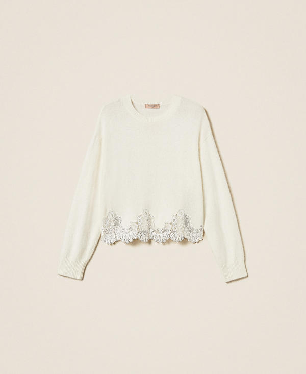 Pull en angora avec broderie et dentelle