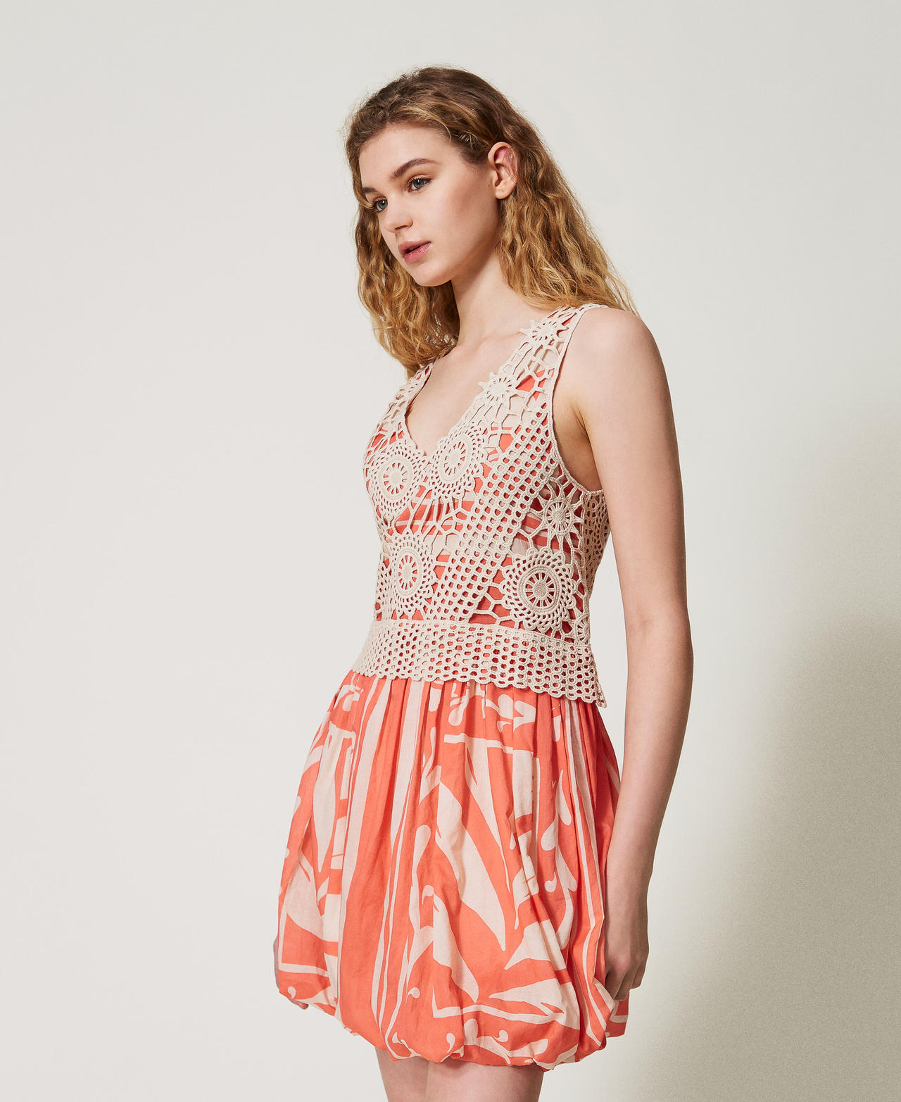 Abito corto in mussola e crochet Almond Beige / Stampa Foulard Coral Sunset Donna 251LM2CDD_12396_02