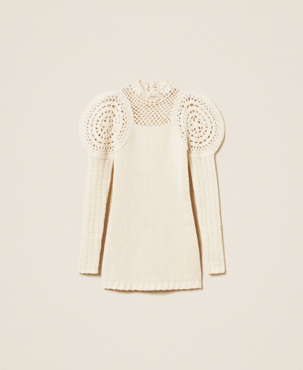 Robe courte en maille de laine avec crochet