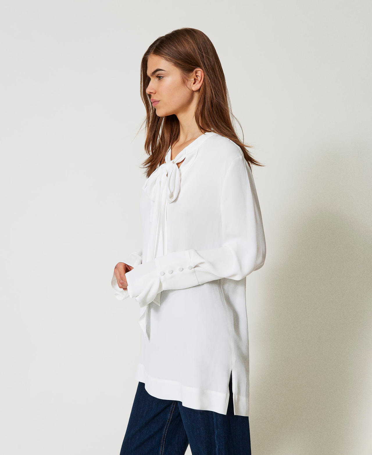 Crêpe de Chine blouse with pussy bow White Snow Woman 251TP2140_00282_03