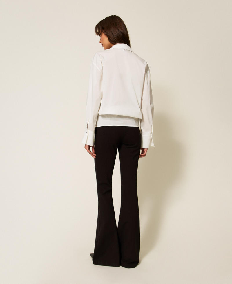 Flared-Hose mit Logo Schwarz Frau 261AP2149_00006_02