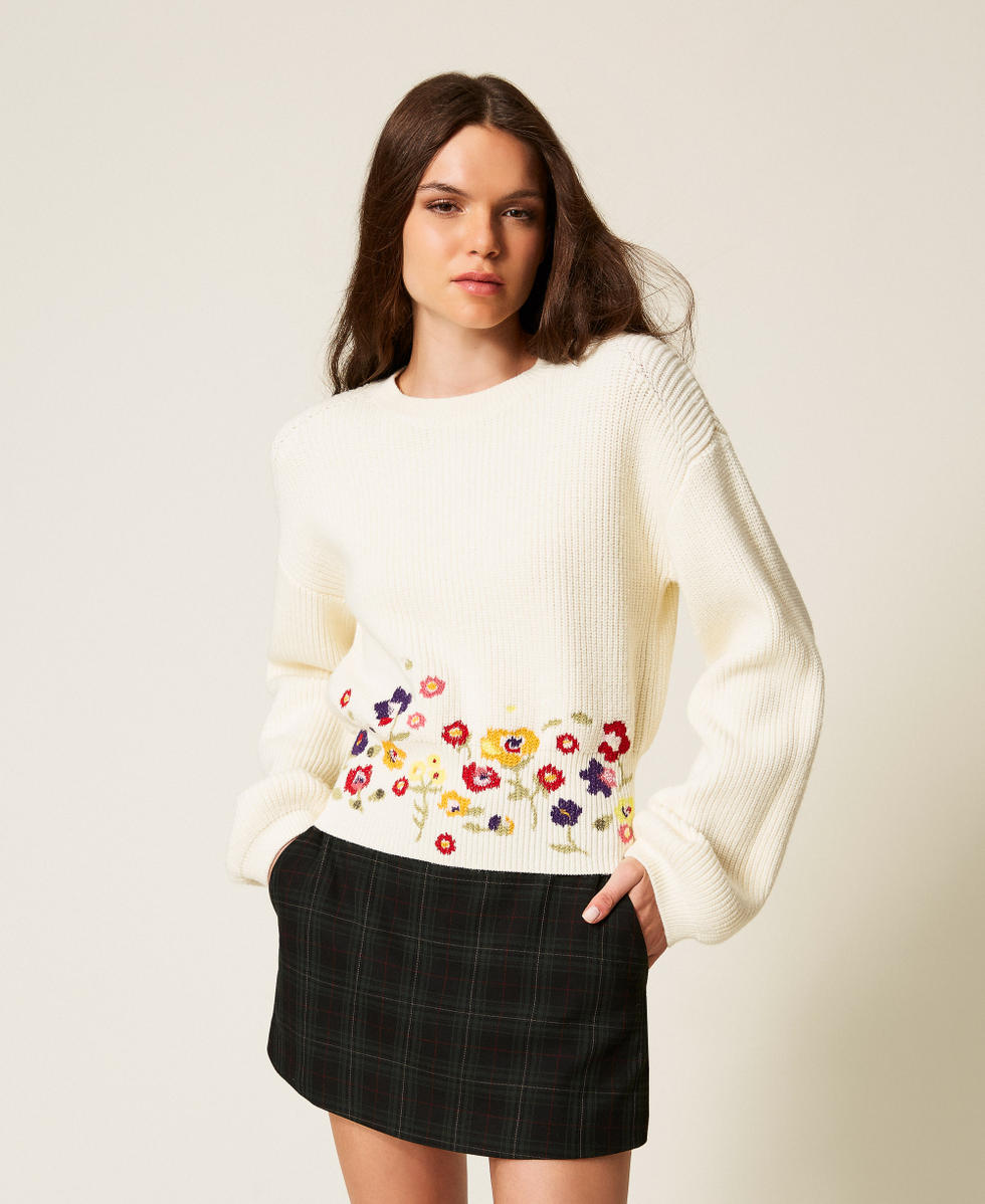 Cropped jumper with embroidery