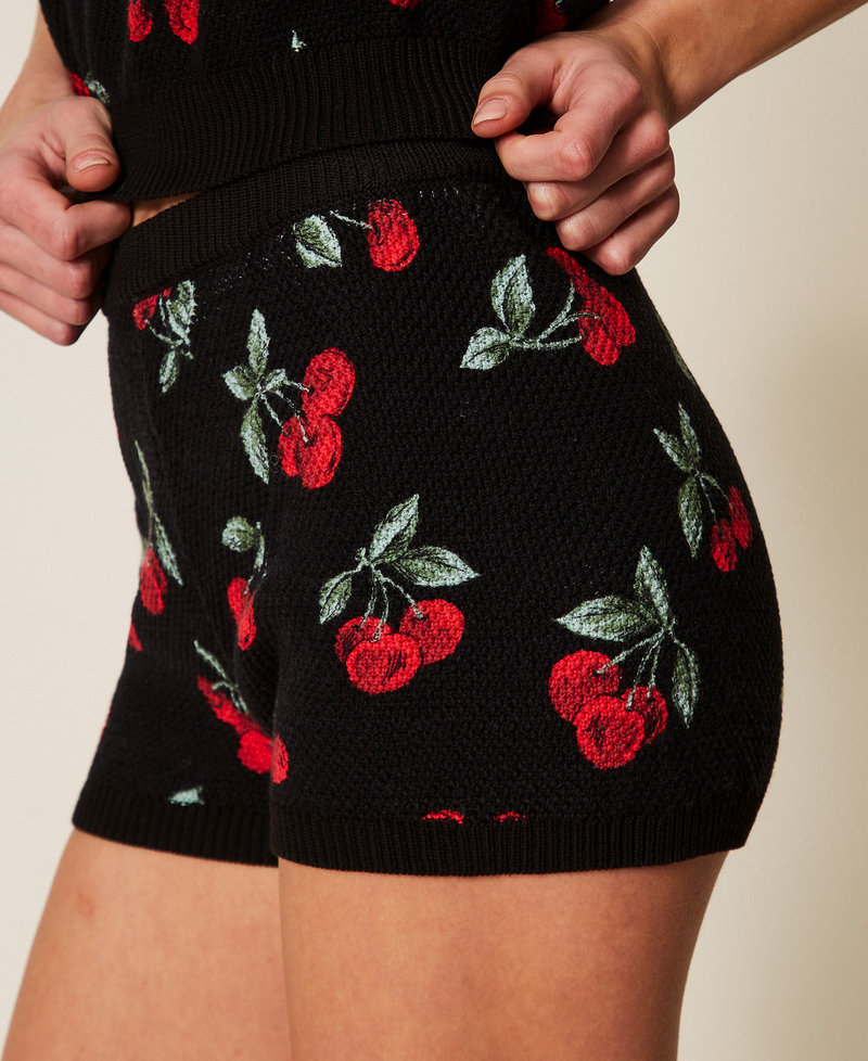 Strickshorts mit Printmotiv Cherries Allover Black/Red Frau 261TT3242_13500_04
