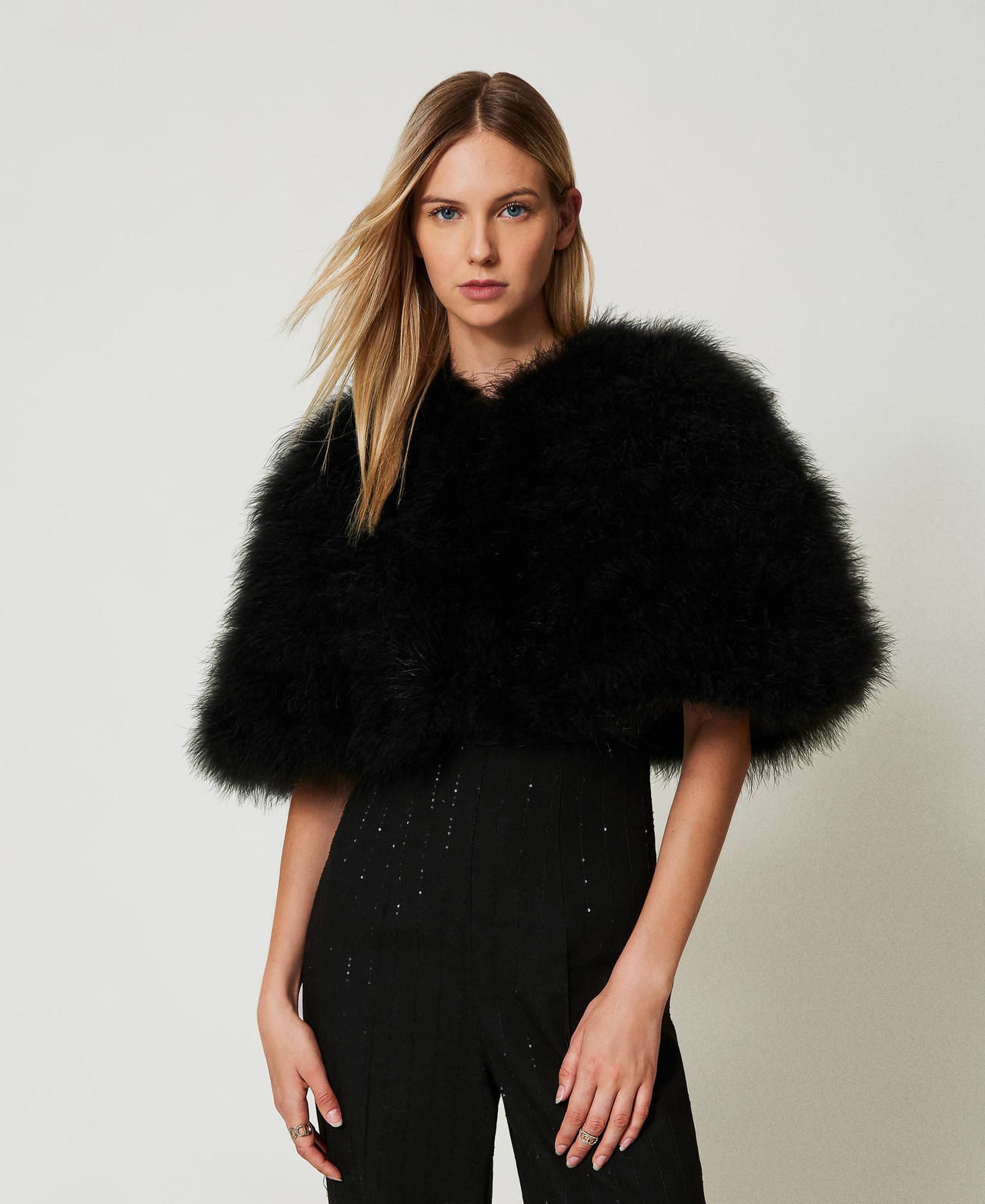 Short cape with feathers