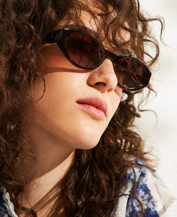 Oval-shaped acetate sunglasses