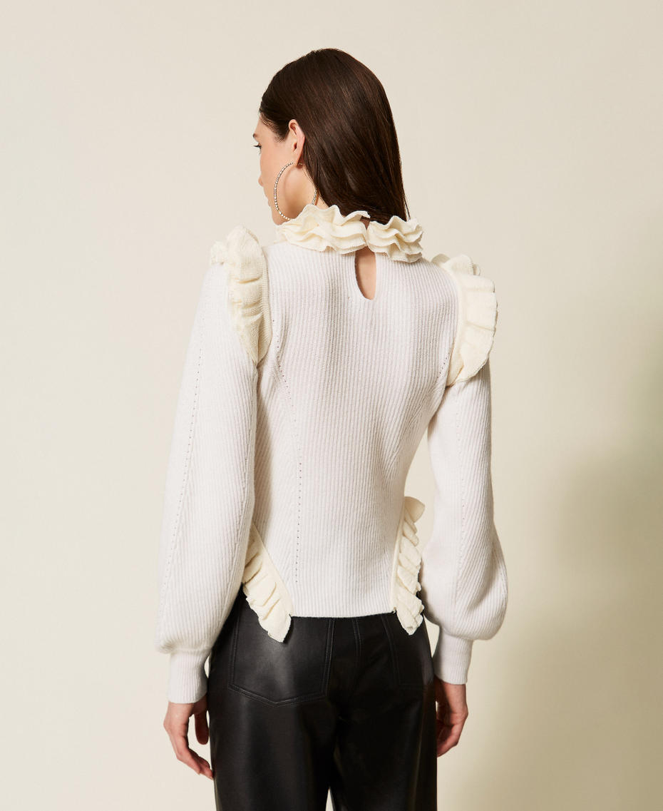 Dopasowany sweter z mieszanki wełny z falbaną Śnieżnobiały Kobieta 252TS3020_00282_03