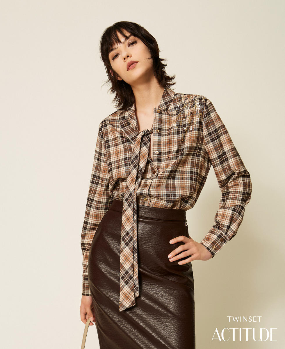 Hemdbluse aus Flanell im Tartanmuster mit Stickerei "Iced Coffee Tartan-Braun" Frau 262AP2300_13691_PA