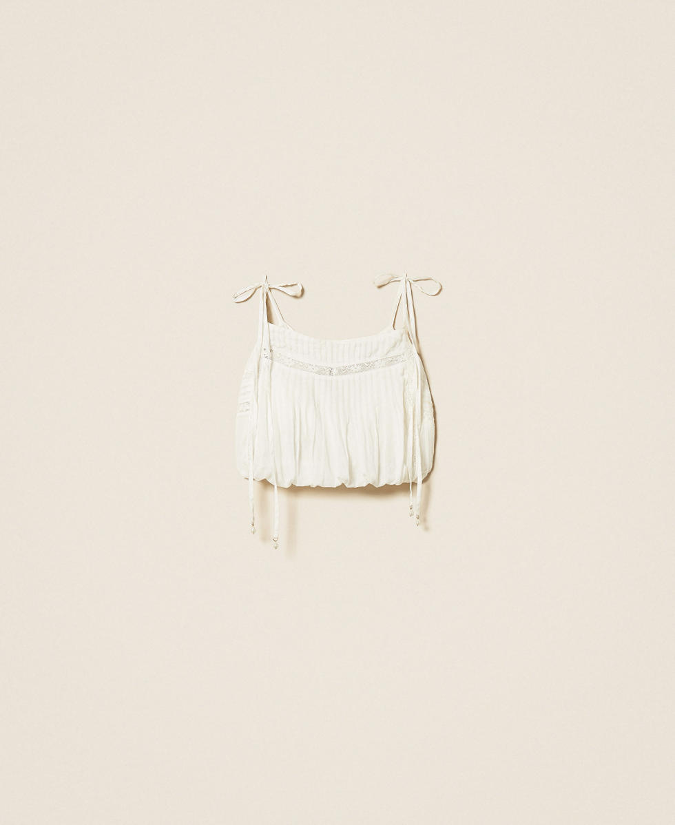 Cropped muslin top with lace