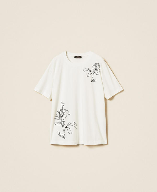 Camiseta con bordados florales