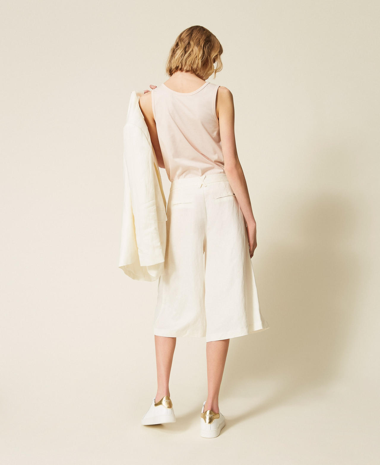 Bermudas de lino mixto con pinzas Hueso Mujer 261LL2NGG_00526_03