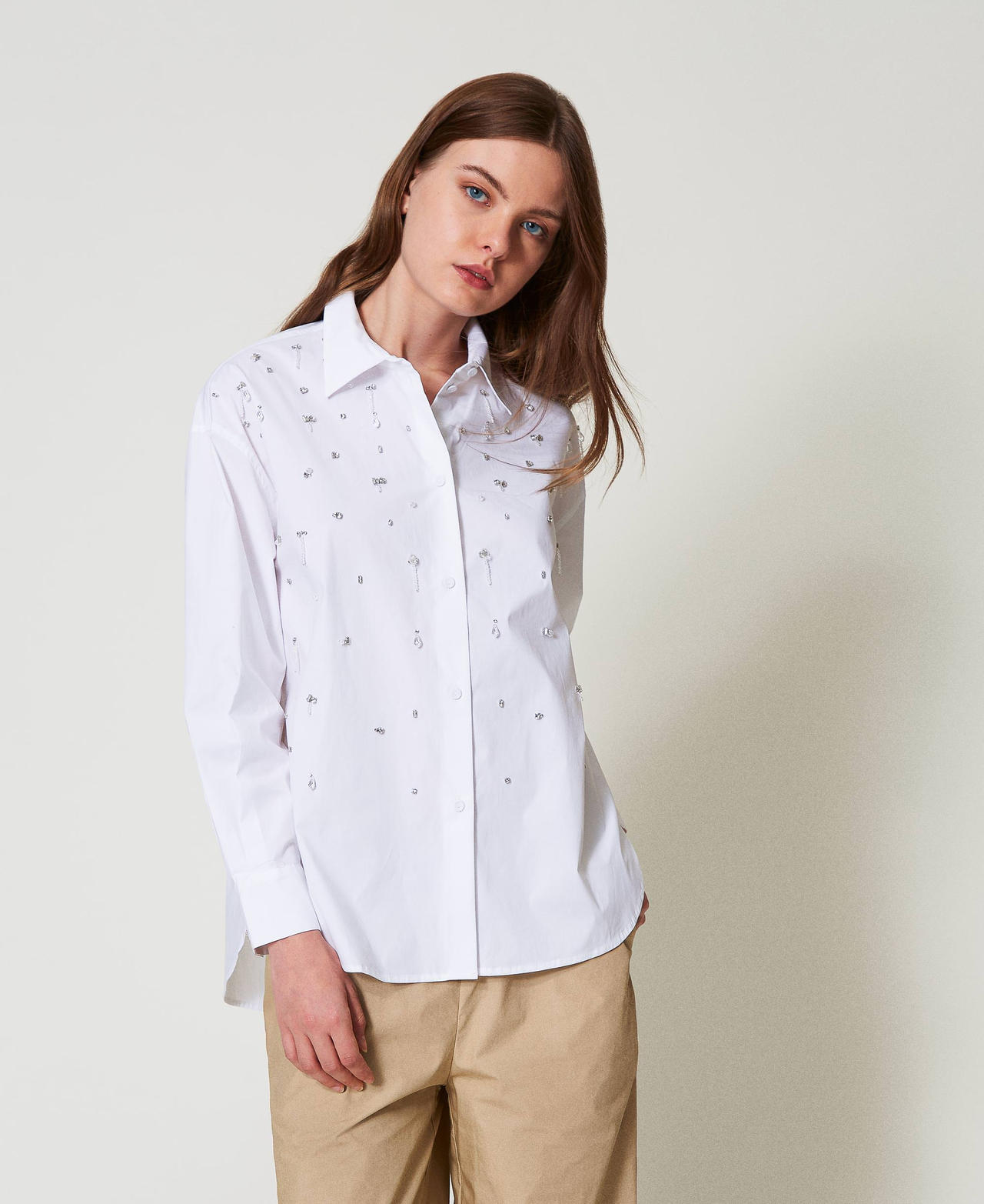 Shirt with hand embroidery "Papers" White Woman 251AP2291_00840_01