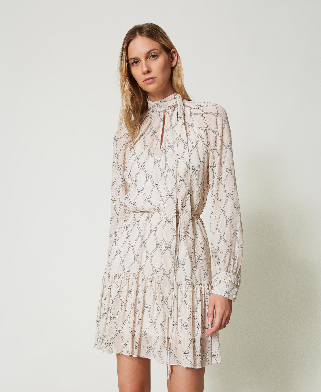 Kurzes Kleid aus Krepon mit Schleifenprint Flockenprint &bdquo;White Cream&ldquo; / Schwarz Frau 242TT2440_12048_01
