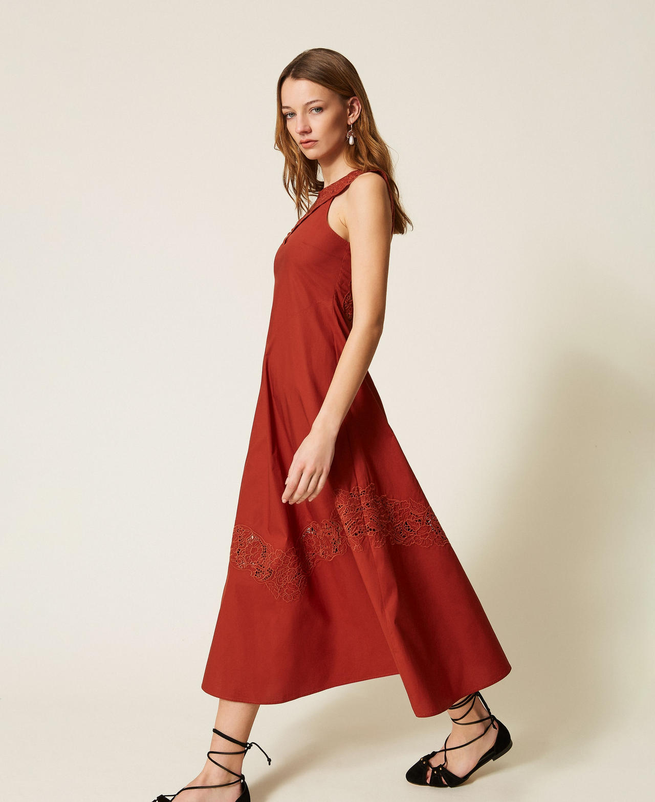 Long poplin and broderie anglaise dress Henna Brown Woman 261TT2032_13332_03