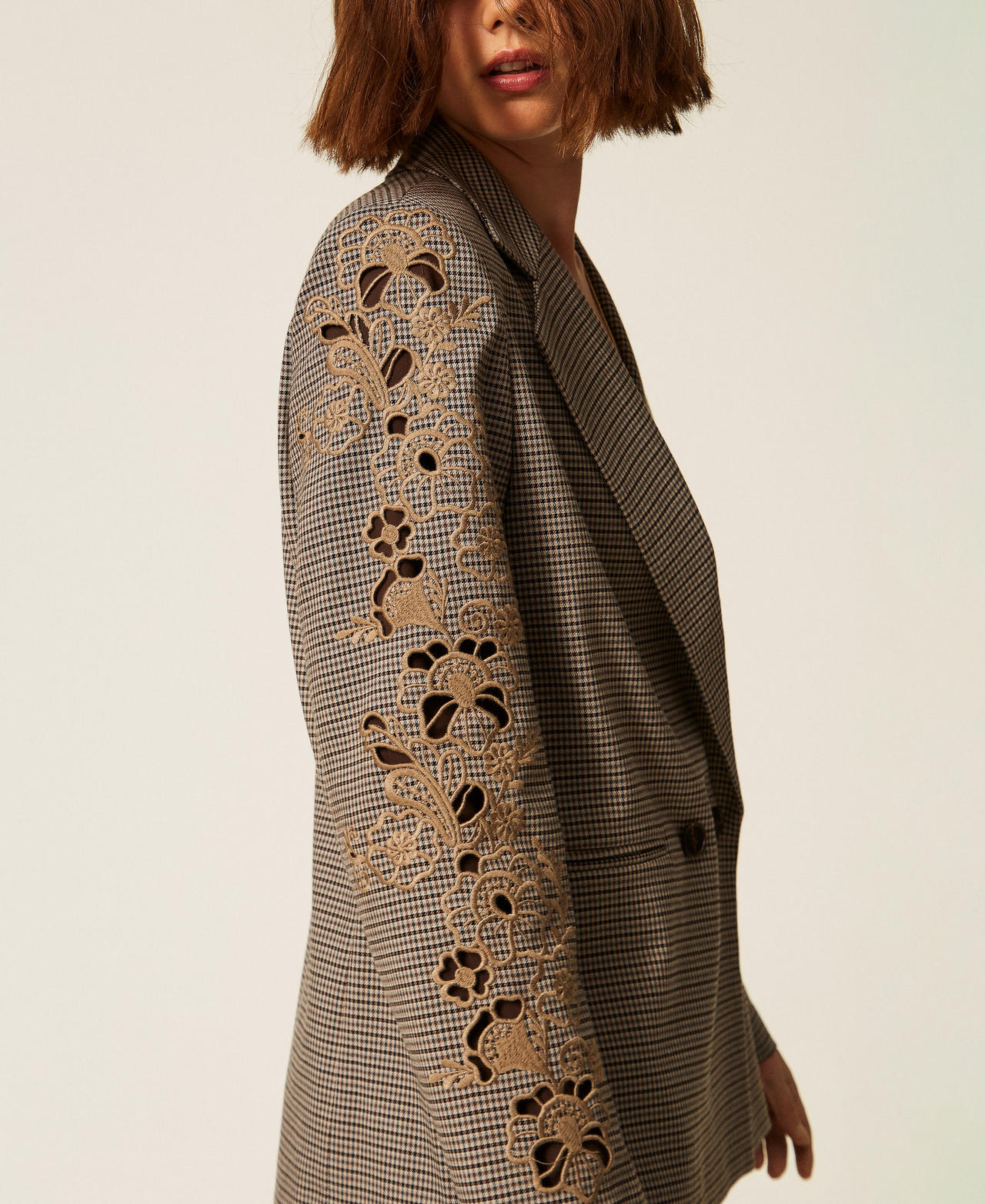Blazer en pied-de-poule avec broderie