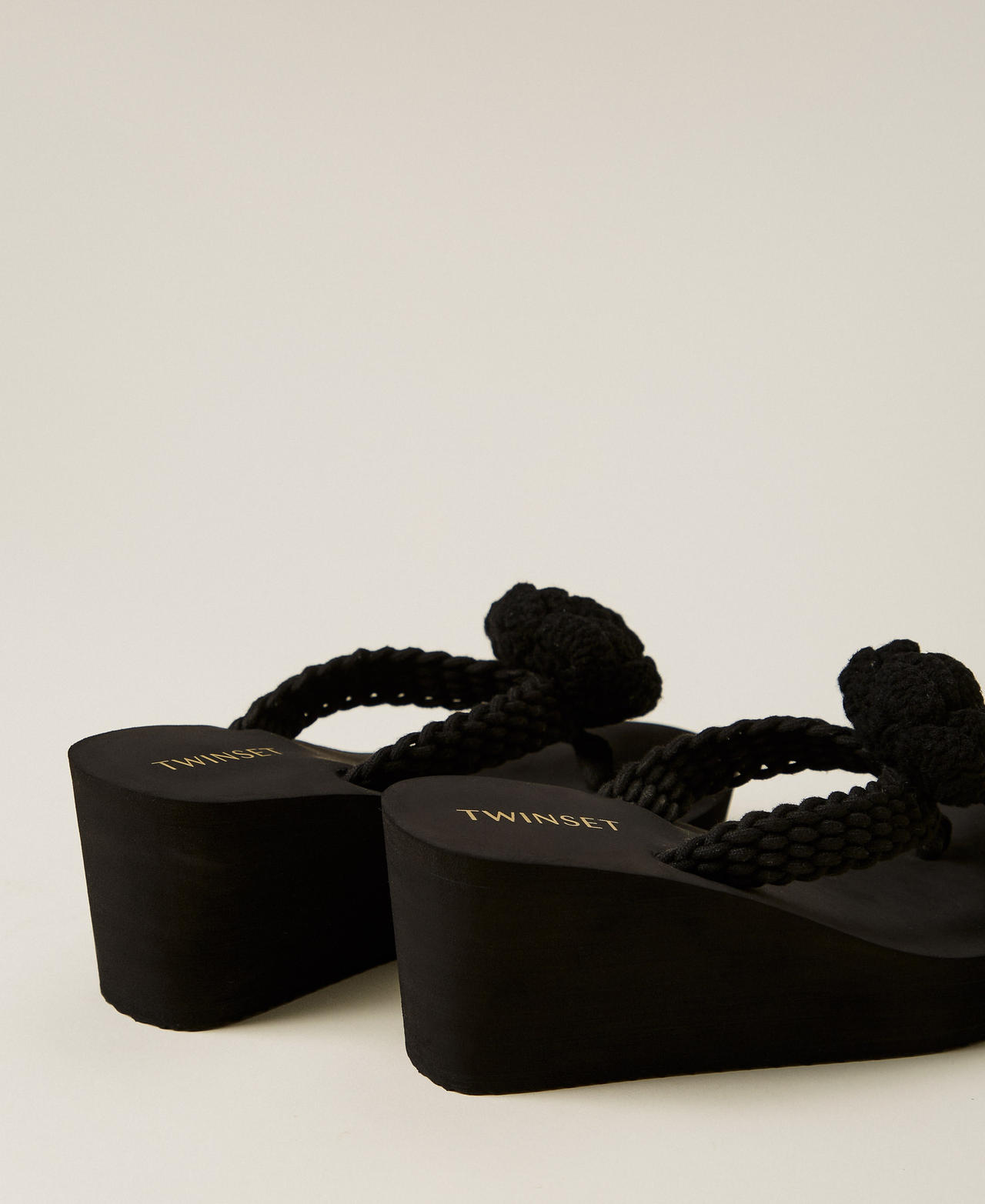 Wedge sandals with flowers Black Woman 261LMT010_00006_03