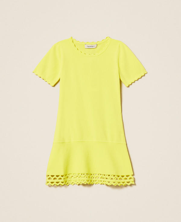 Kurzes Baby-Strickkleid mit Festonabschl&uuml;ssen