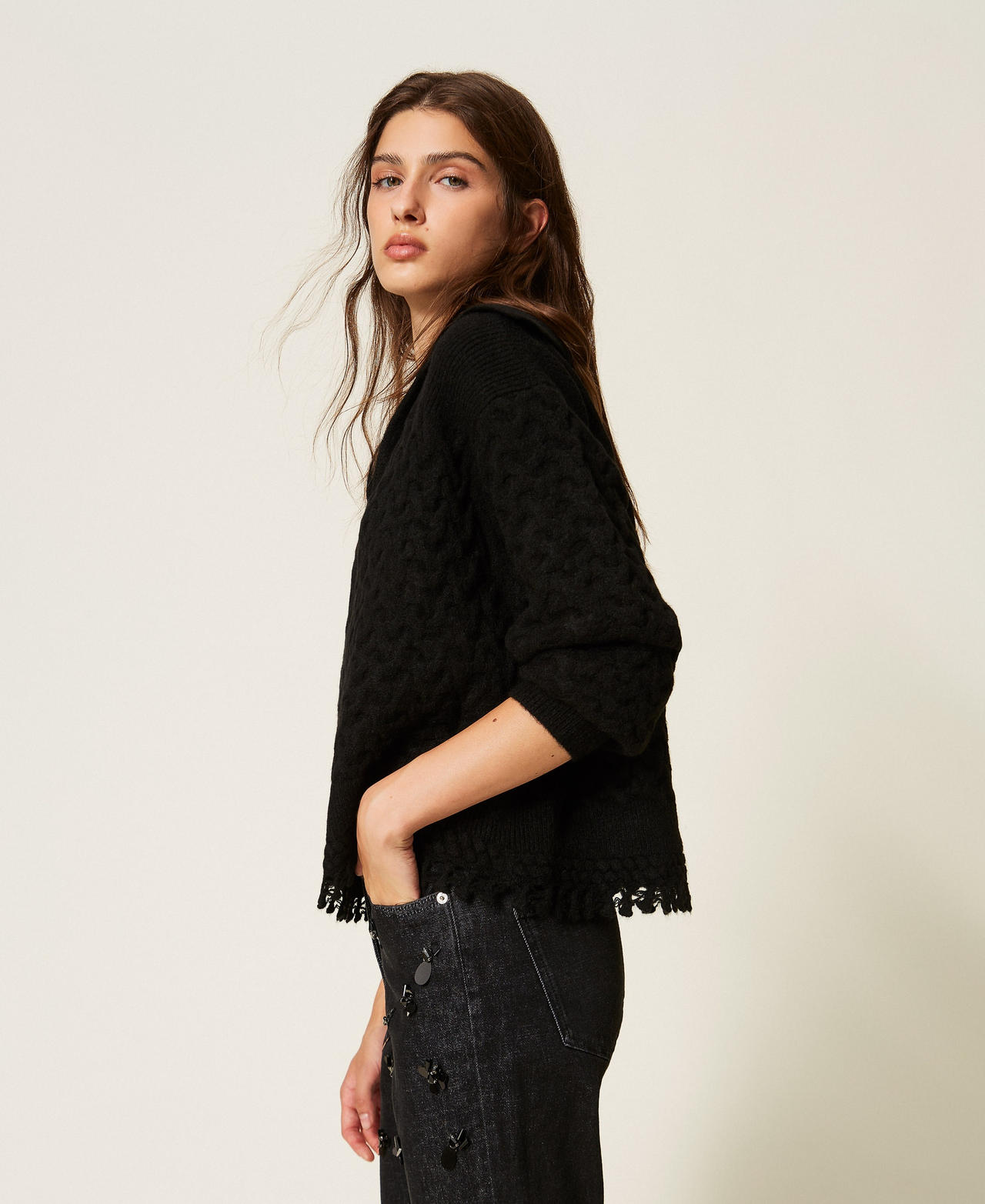 Pullover mit Zopfmuster und H&auml;keldetails Schwarz Frau 262AP3283_00006_01