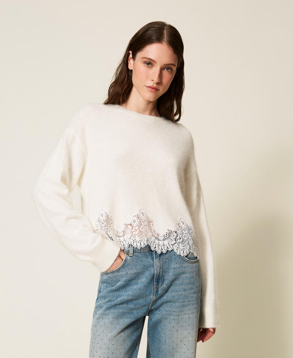Pull en angora avec broderie et dentelle