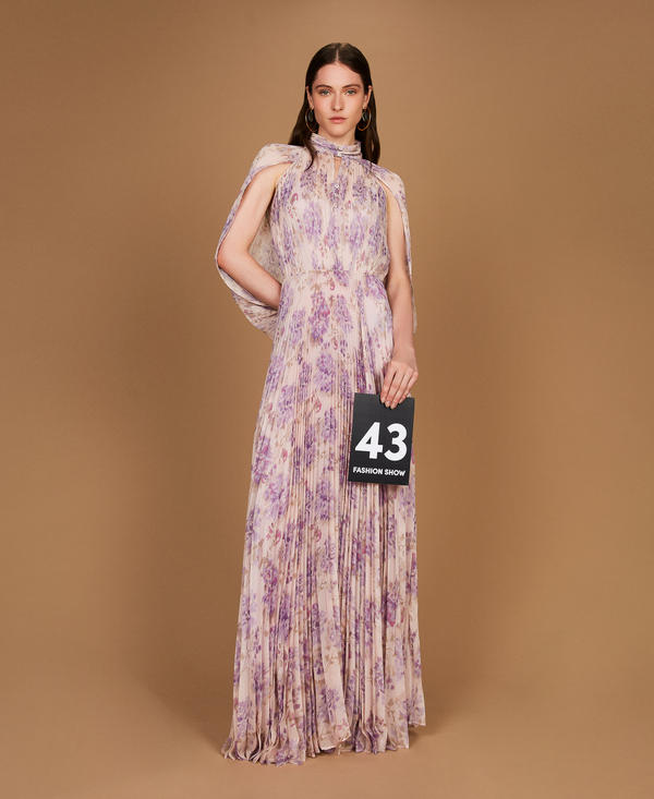 Langes Kleid aus plissiertem Krepon im floralen Dessin
