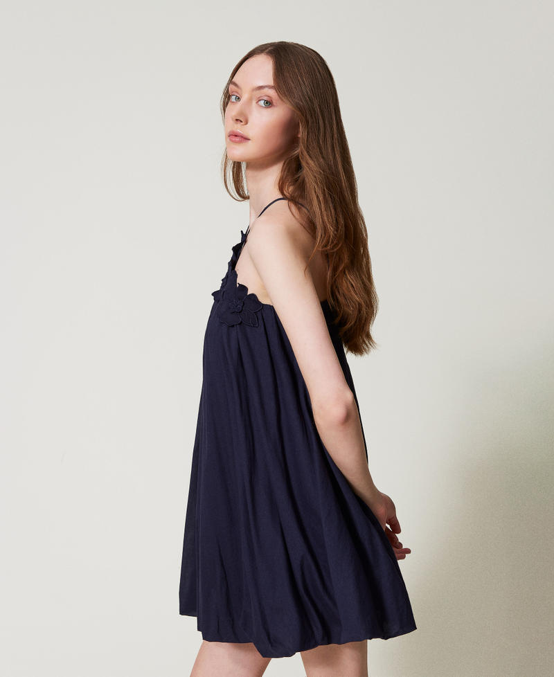 Robe courte en mousseline avec fleurs brod&eacute;es Bleu Classique Femme 251LM2PAA_11956_02