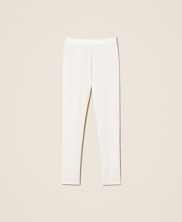 Узкие брюки с атласными деталями