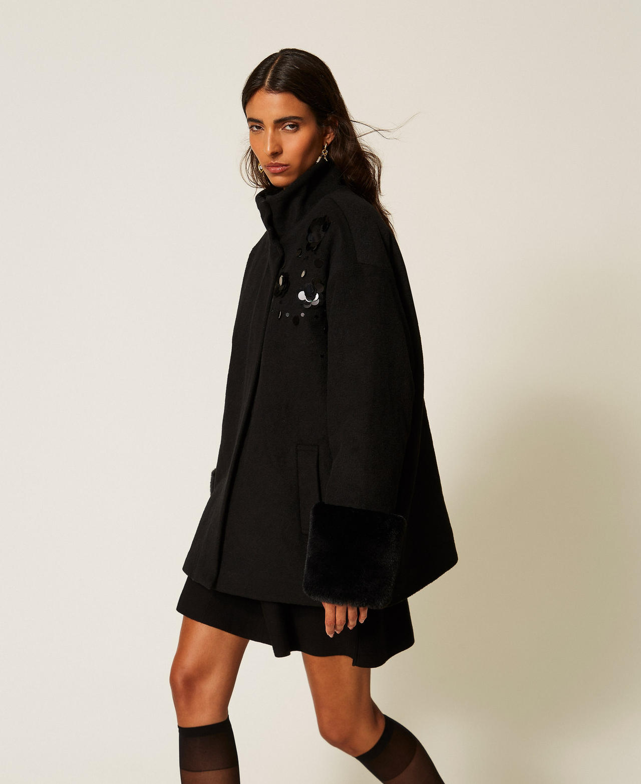 Manteau en drap avec fausse fourrure et broderie
