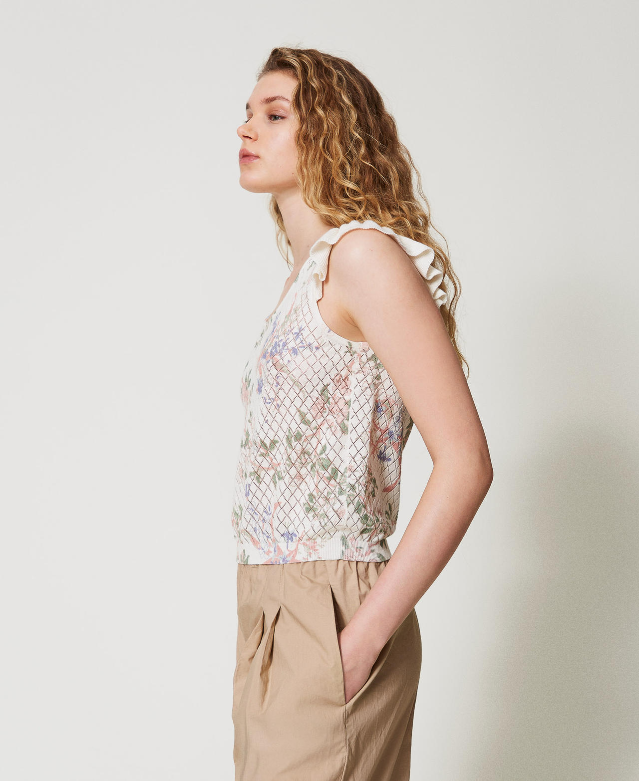 Top in maglia a fiori con volant