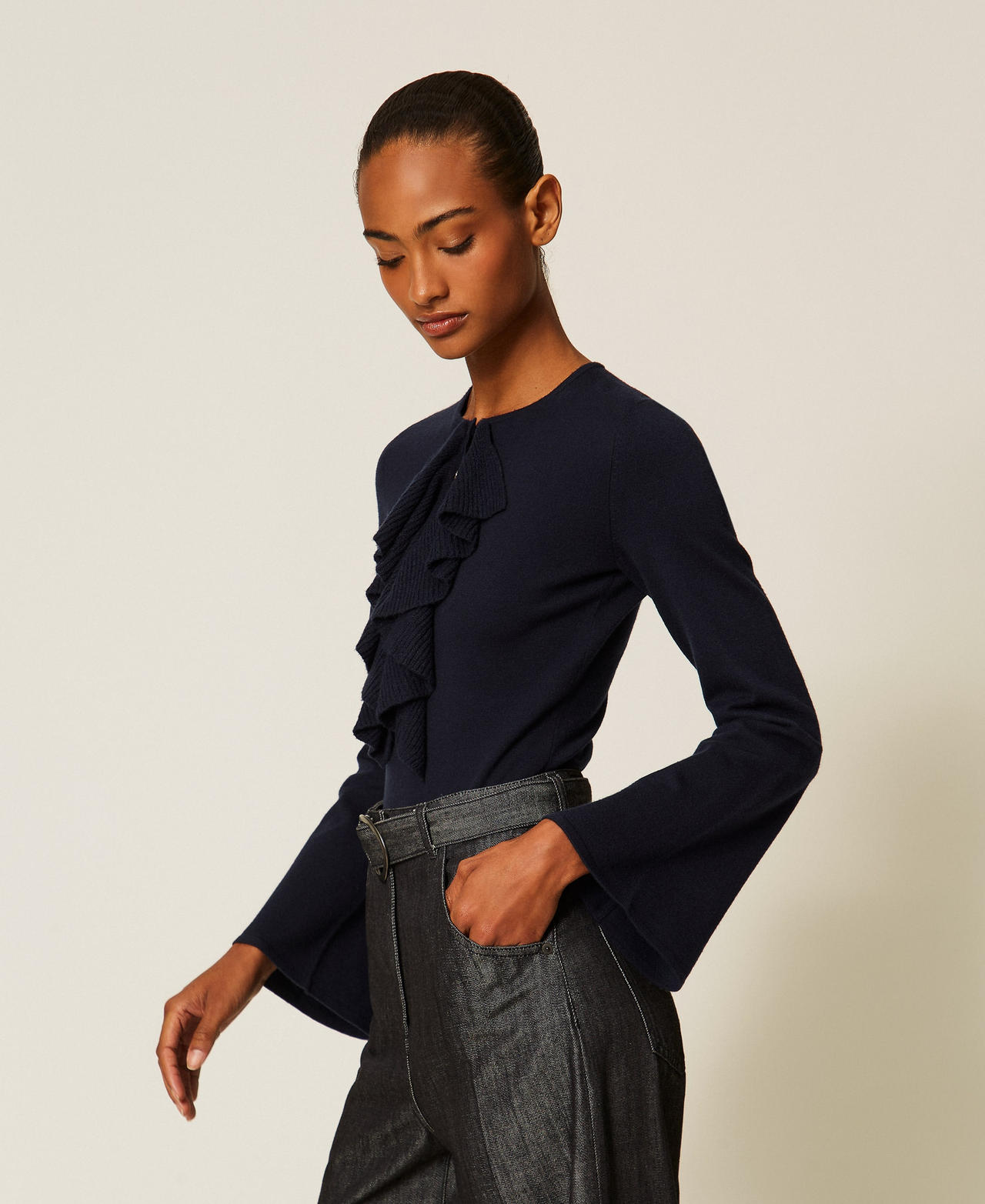 Fitted jumper with ruffles