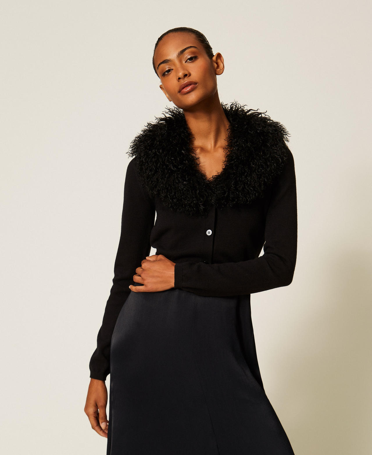 Cropped-Cardigan aus Kunstpelz Schwarz Frau 262TT3260_00006_01