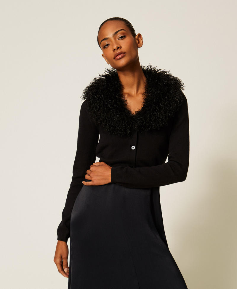 Cropped-Cardigan aus Kunstpelz Schwarz Frau 262TT3260_00006_01