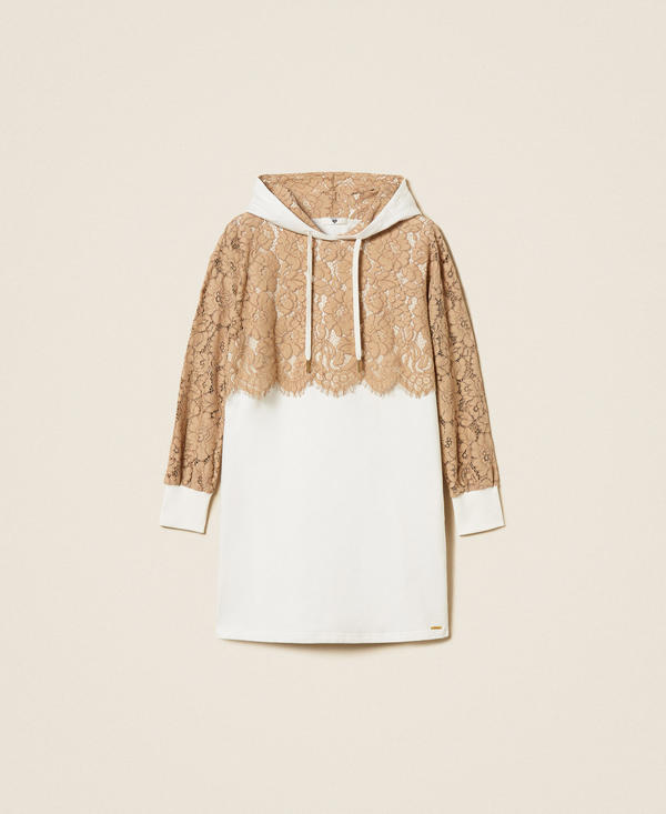 Robe courte en molleton et dentelle