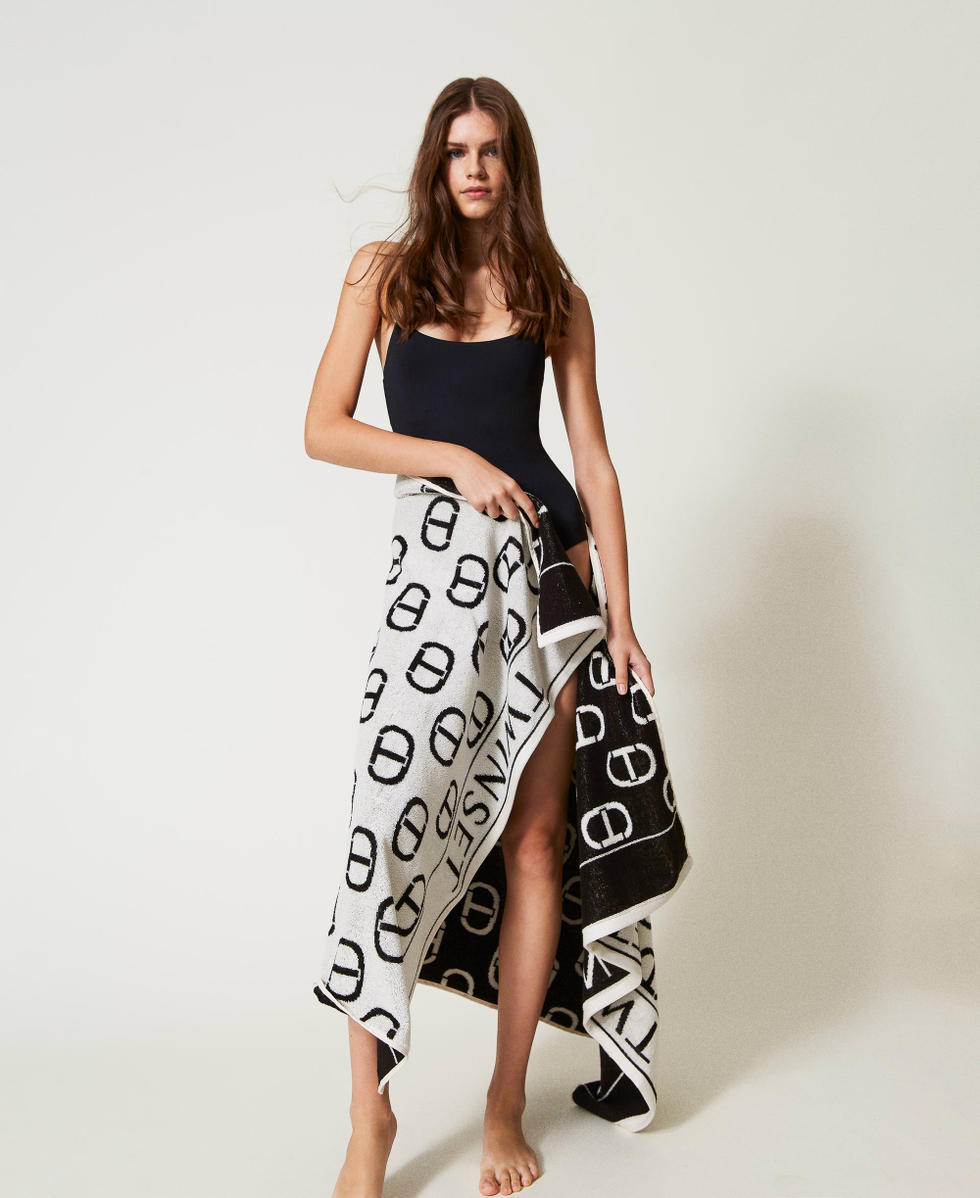 Beach towel with Oval T logo Two-tone Mother-of-pearl / Black Woman 251LB4BCC_03261_T0