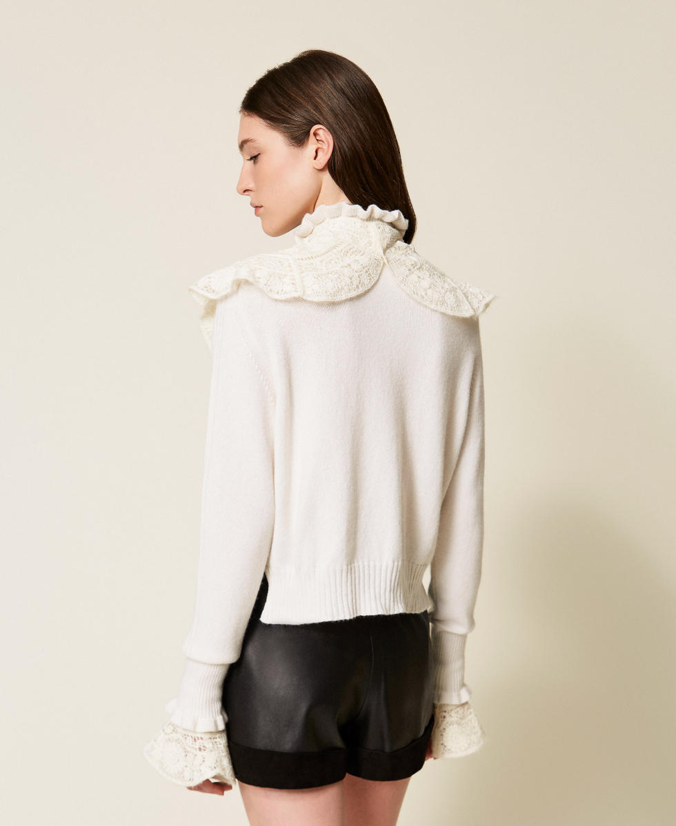 Maglia in misto lana con volant e pizzo