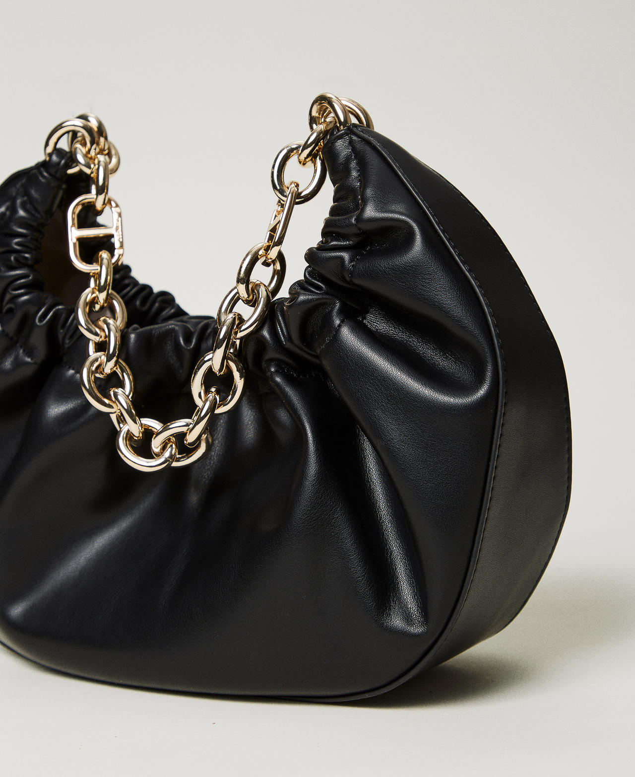 Hobo-Bag „Croissant“ mit Raffung Schwarz Frau 251TD8030_00006_02
