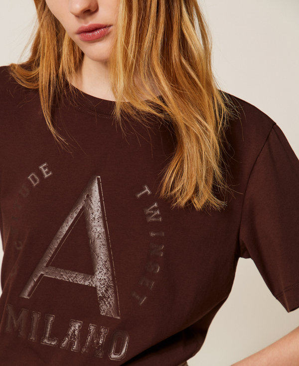 Camiseta con estampado de logotipo laminado