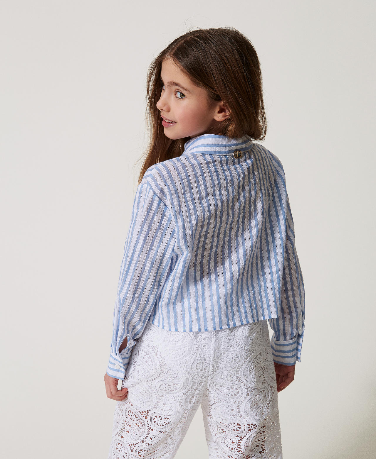 Camicia cropped in mussola e macramè Riga Paper Blue / Ice Bambina 251GJ2472_12208_03