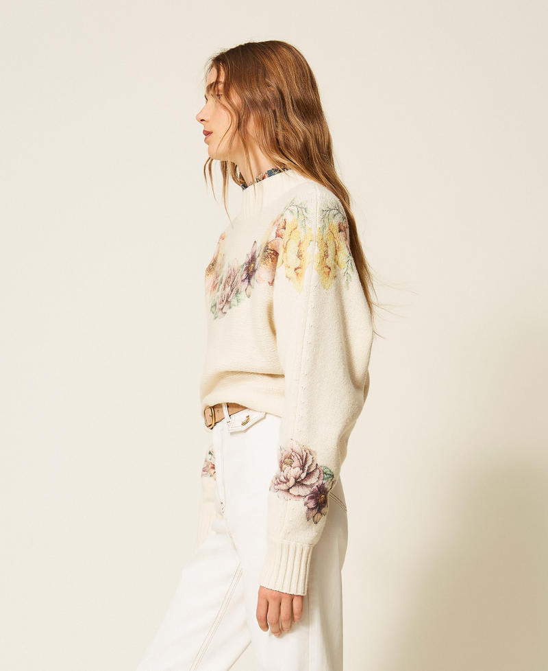 Pullover aus Wollmischung mit Print Flowers-Print / Perlmutt Frau 262TT3460_14177_02
