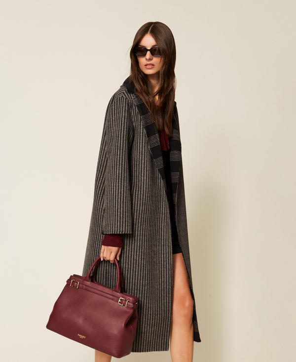 Сумка-шоппер с пряжками и плечевым ремнем